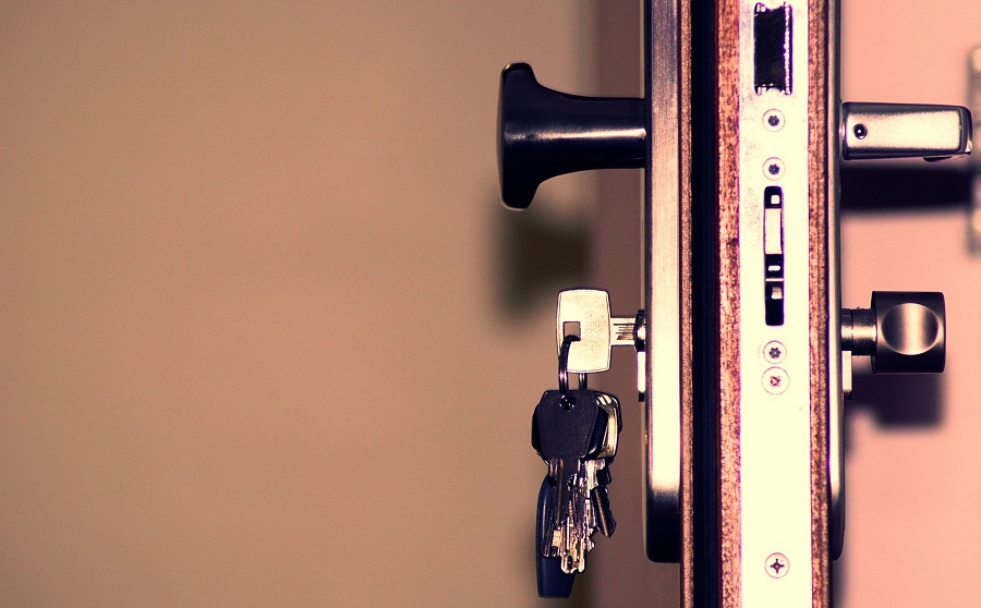 How to choose a reputable locksmith for your home or office