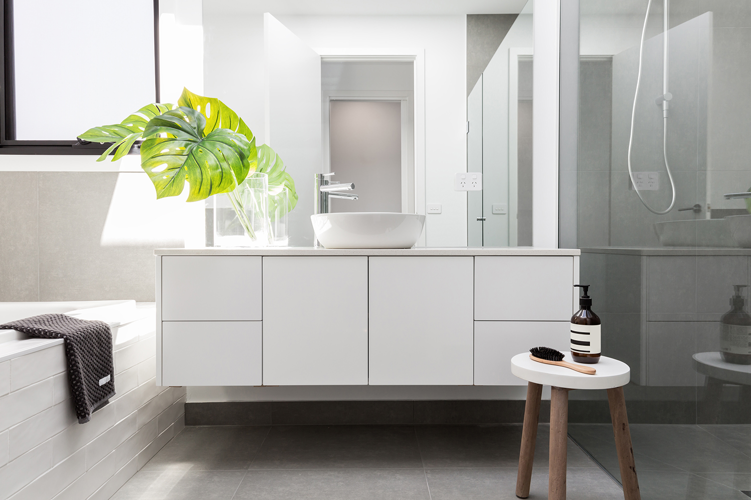 7 Tips to choose the right vanity materials for a bathroom